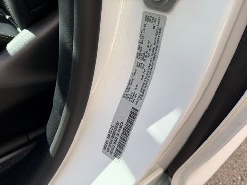 Used 2025 Chrysler Pacifica Select image 24