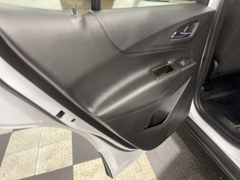 Used 2022 Chevrolet Equinox LT w/ Driver Convenience Package image 15
