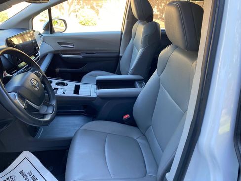 Used 2023 Toyota Sienna XLE image 31