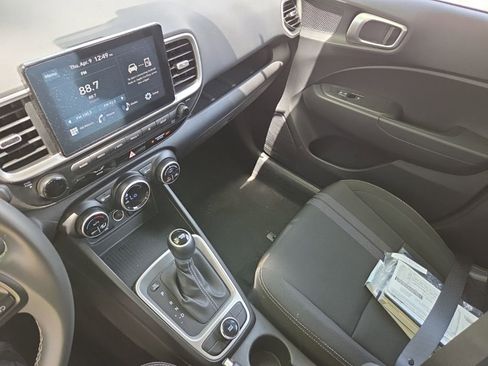 Used 2025 Hyundai Venue SEL image 3