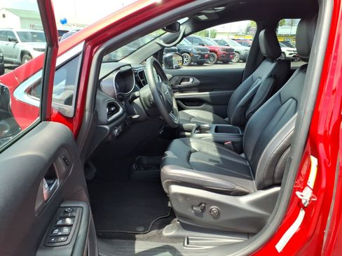 Used 2026 Chrysler Pacifica Select FWD image 10