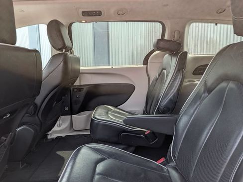 Used 2023 Chrysler Pacifica Limited FWD image 15
