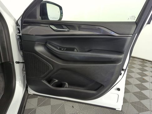 Used 2023 Jeep Grand Cherokee Altitude AWD/4WD image 33