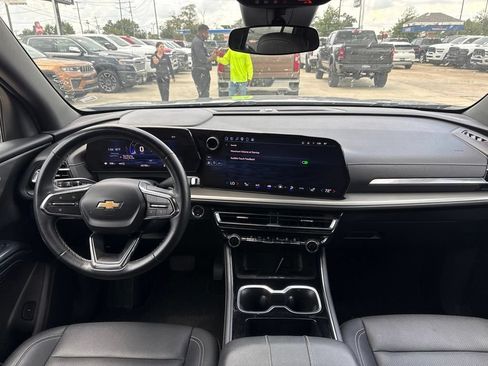 Used 2025 Chevrolet Traverse LT AWD/4WD image 12
