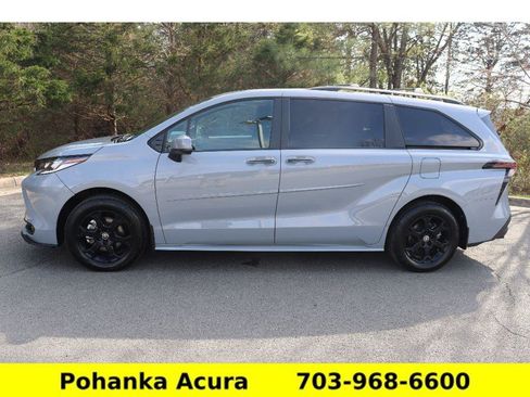 Used 2025 Toyota Sienna XLE Woodland Edition image 4