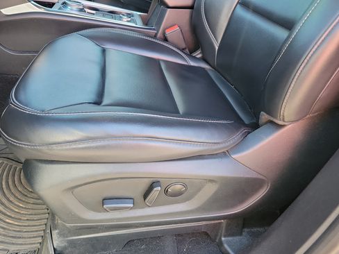 Used 2022 Ford Explorer XLT w/ Equipment Group 202A AWD/4WD image 12