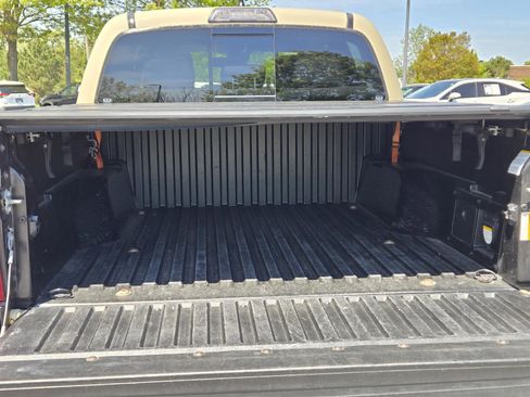 Used 2019 Toyota Tacoma TRD Off-Road w/ Technology Package image 10