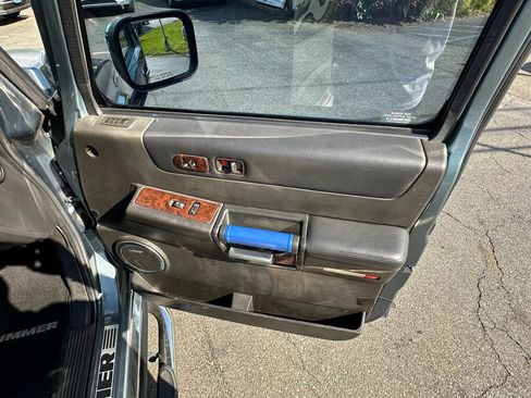 Used 2005 HUMMER H2 SUT w/ Preferred Equipment Group AWD/4WD image 30