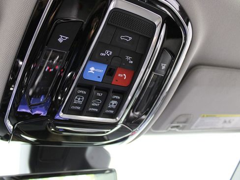 Used 2022 Jeep Grand Cherokee Overland w/ Luxury Tech Group IV image 18