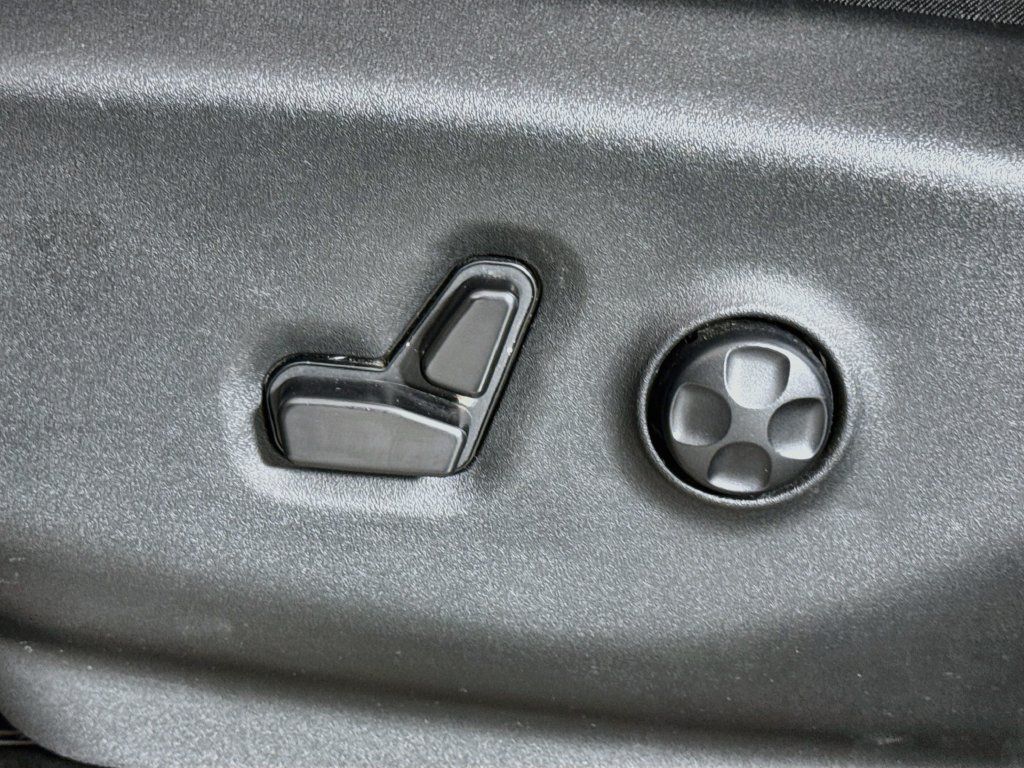 Used 2023 Chrysler Pacifica Touring-L FWD image 15