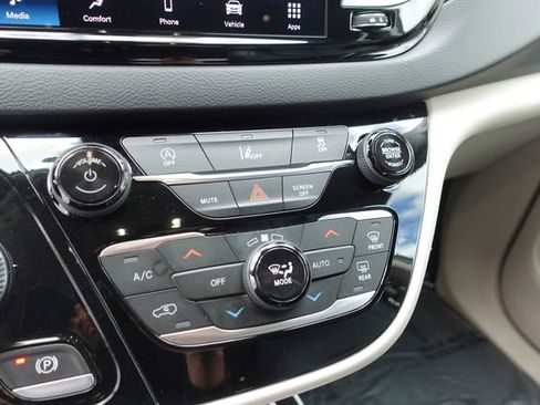 Used 2022 Chrysler Pacifica Touring-L image 20