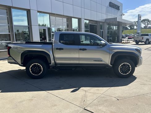 Certified 2025 Toyota Tacoma TRD Off-Road AWD/4WD image 10