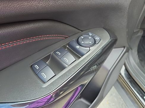 Used 2025 Chevrolet Trax RS w/ Sunroof Package FWD image 32