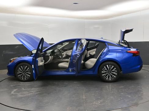 Used 2025 Nissan Altima 2.5 SV FWD image 26