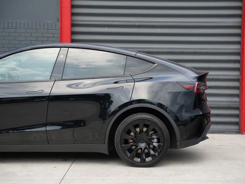 Used 2023 Tesla Model Y Long Range AWD/4WD image 9