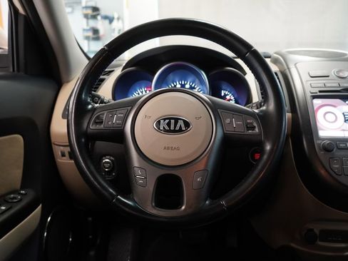 Used 2013 Kia Soul ! w/ Premium Pkg FWD image 18