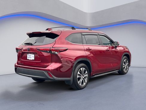 Used 2024 Toyota Highlander LE image 10