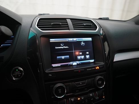 Used 2016 Ford Explorer XLT w/ Equipment Group 202A image 6