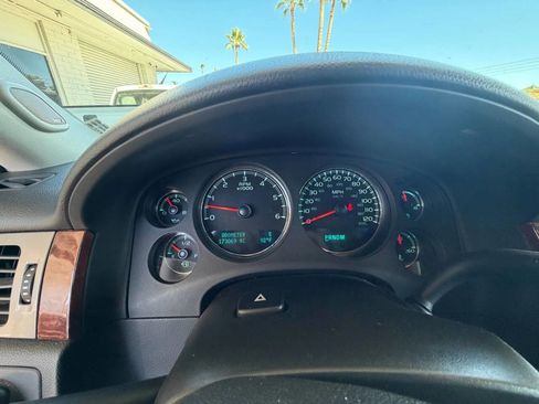 Used 2014 Chevrolet Suburban LT image 11