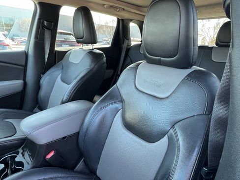 Used 2014 Jeep Cherokee Limited w/ Luxury Group image 16