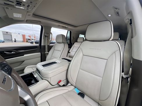 Used 2022 GMC Yukon Denali w/ Denali Premium Package image 28