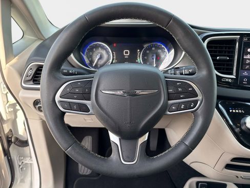 Used 2023 Chrysler Pacifica Touring-L FWD image 27