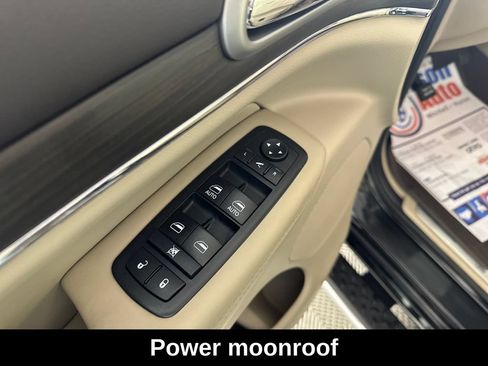 Used 2018 Jeep Grand Cherokee Overland AWD/4WD image 10