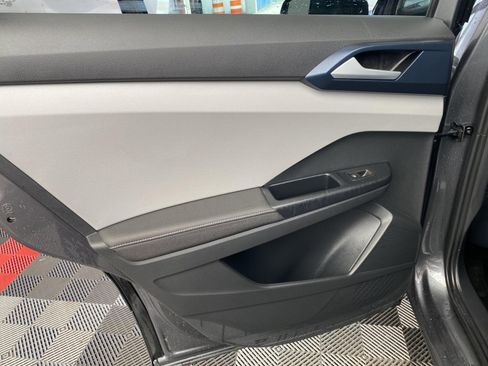 Used 2024 Volkswagen Taos SE image 16