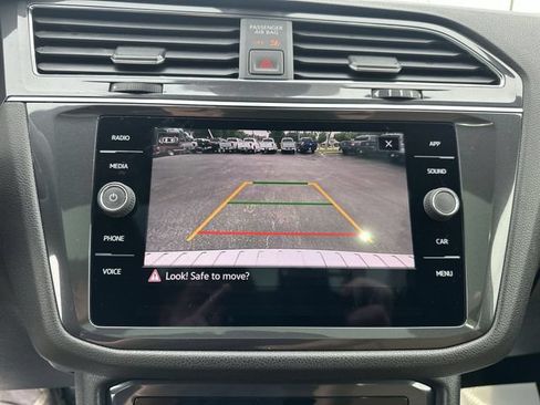 Used 2023 Volkswagen Tiguan SE w/ Panoramic Sunroof Package FWD image 25