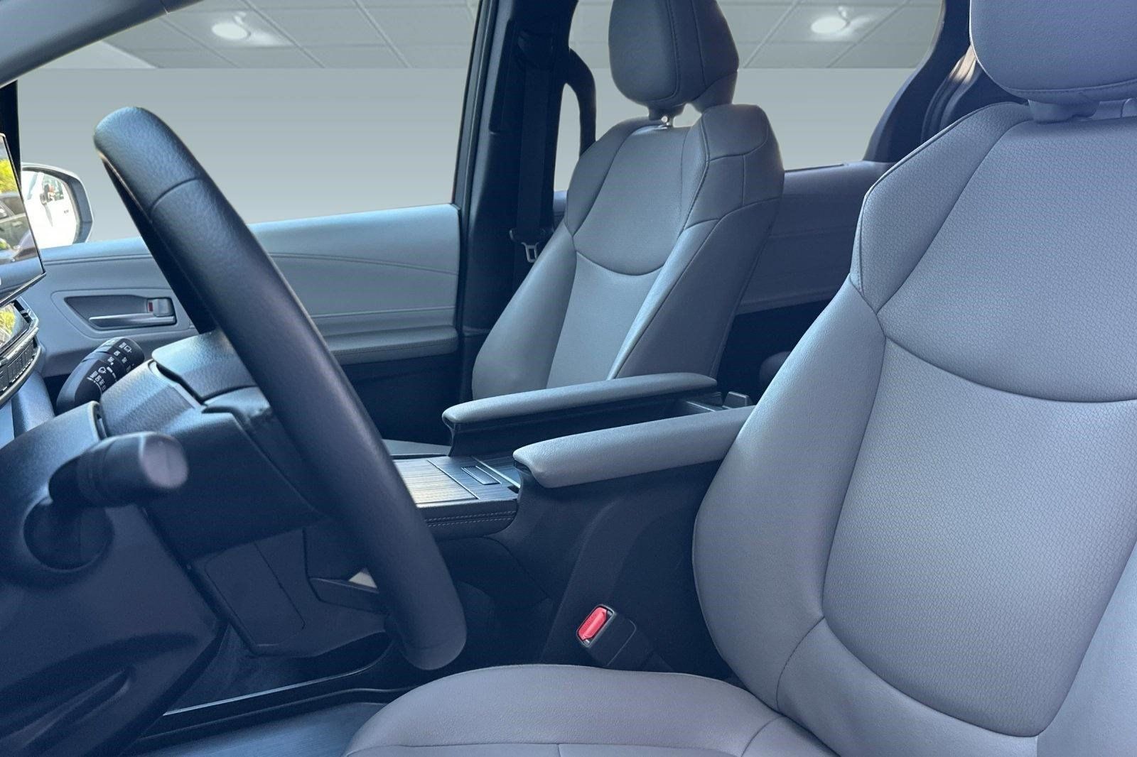Used 2026 Toyota Sienna XLE FWD image 5