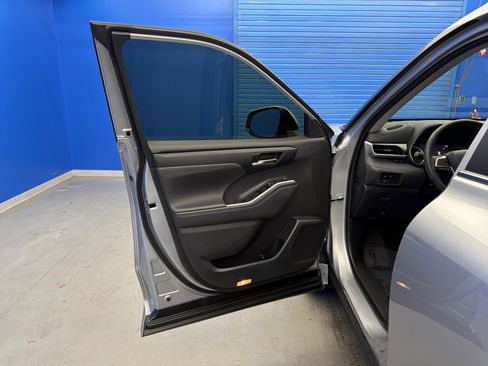 Used 2024 Toyota Highlander XLE image 10