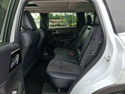 Used 2023 Mitsubishi Outlander SE FWD image 12