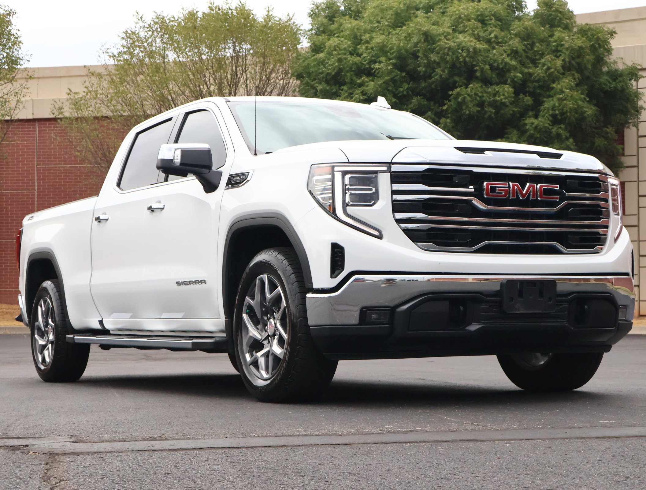 Used 2023 GMC Sierra 1500 SLT w/ SLT Premium Package AWD/4WD image 1