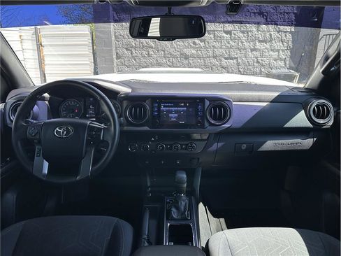 Used 2017 Toyota Tacoma TRD Sport w/ Tow Package (A/T) image 16