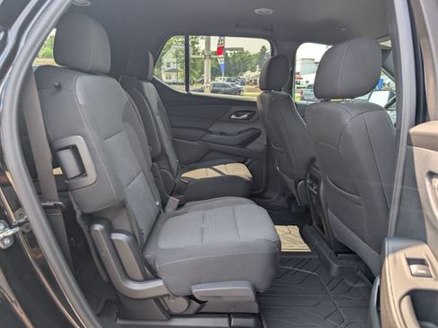 Used 2023 Chevrolet Traverse LT FWD image 17