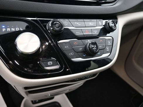 Used 2024 Chrysler Pacifica Touring-L FWD image 13