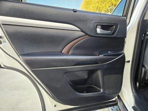 Used 2019 Toyota Highlander XLE image 16