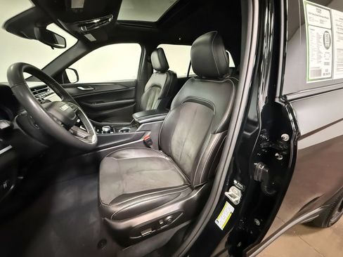 Used 2024 Jeep Grand Cherokee Altitude AWD/4WD image 12
