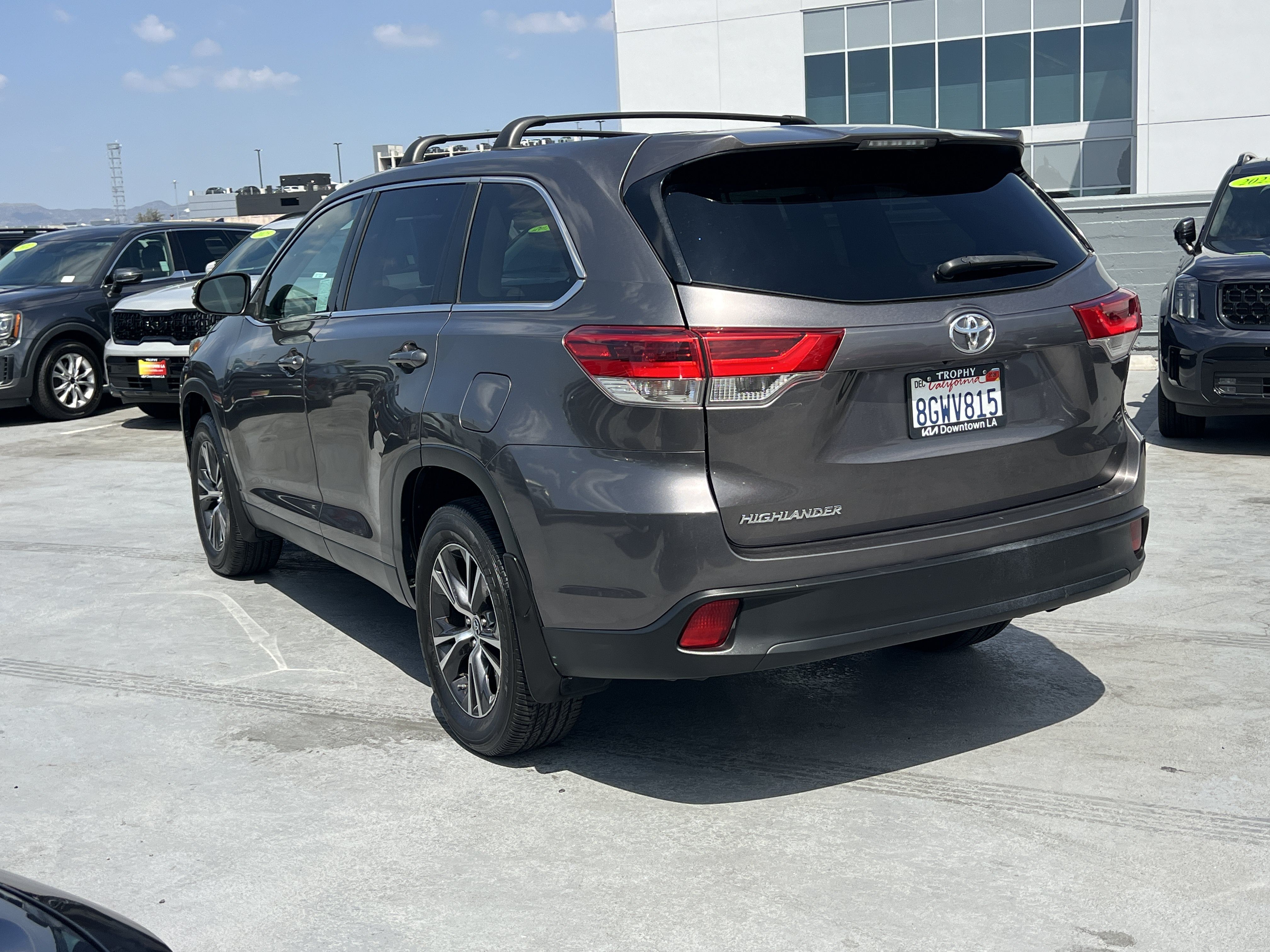 Used 2019 Toyota Highlander LE FWD image 4