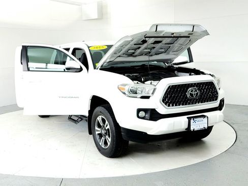 Used 2018 Toyota Tacoma TRD Sport w/ Technology Package AWD/4WD image 9