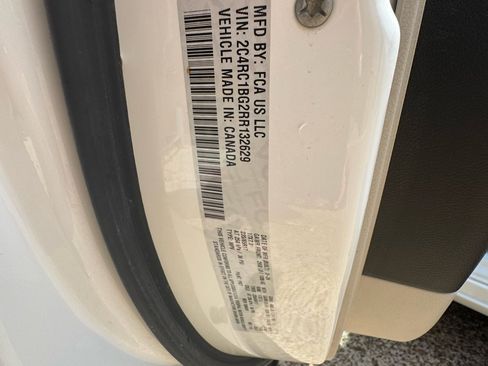 Used 2024 Chrysler Pacifica Touring-L FWD image 37