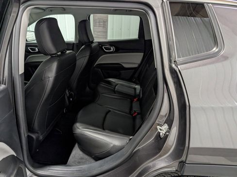 Used 2022 Jeep Compass Limited image 9