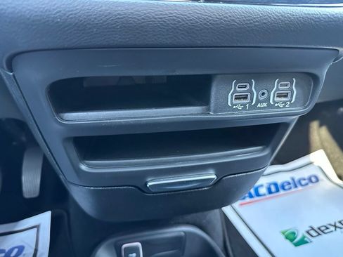 Used 2025 Chrysler Pacifica Select FWD image 44