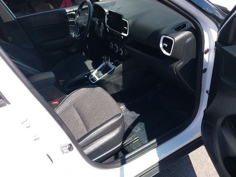 Used 2023 Hyundai Venue Limited FWD image 17