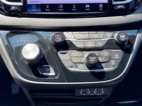 Used 2025 Chrysler Pacifica Select FWD image 15