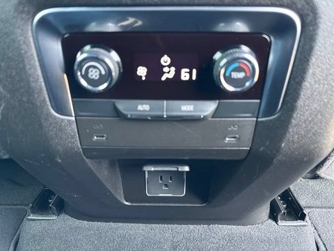 Used 2025 Chevrolet Suburban Z71 AWD/4WD image 30