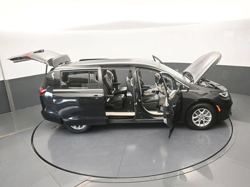 Used 2023 Chrysler Pacifica Touring-L FWD image 67