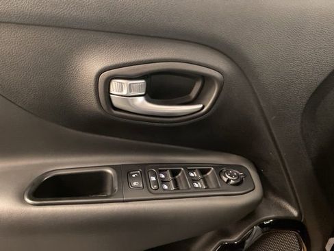 Used 2018 Jeep Renegade Altitude image 21