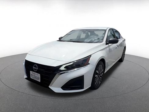 Used 2025 Nissan Altima 2.5 SV FWD image 7