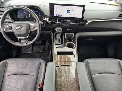 Used 2025 Toyota Sienna Platinum AWD/4WD image 15